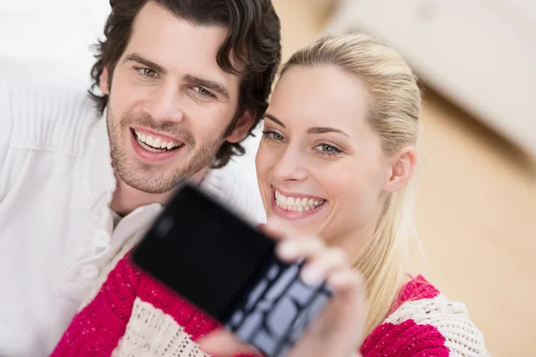 Paar poseren voor een selfie op hun mobiele telefoon — Stockfoto