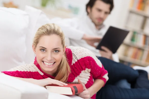 Bella donna sorridente rilassante con un libro — Foto Stock