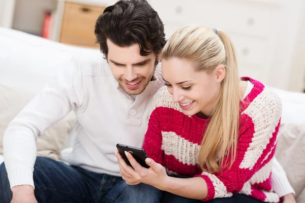 Coppia lettura messaggi di testo su un cellulare — Foto Stock