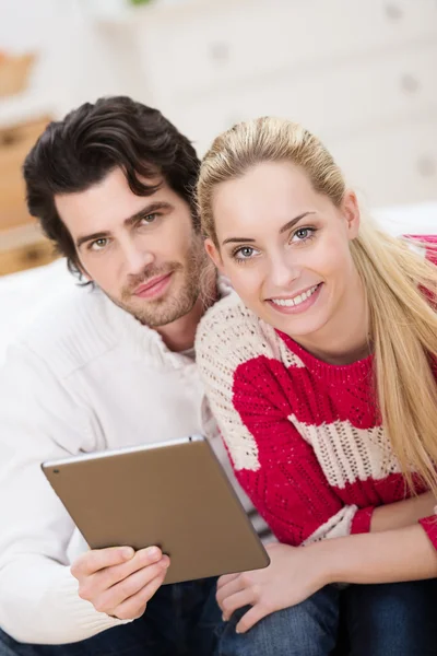 Couple surfing the web on a tablet-pc — Stock Photo, Image