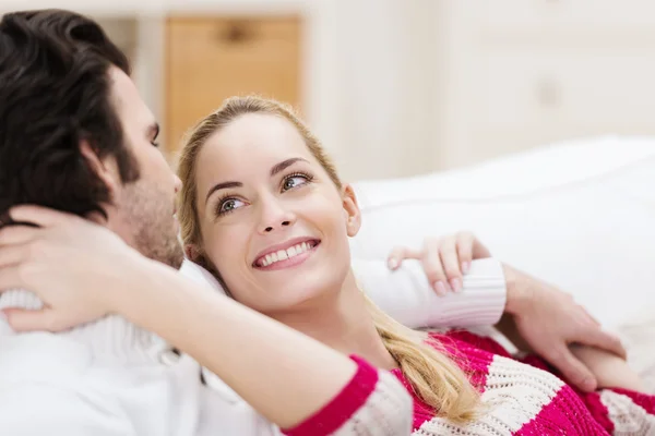 Pareja cariñosa sonriendo — Foto de Stock