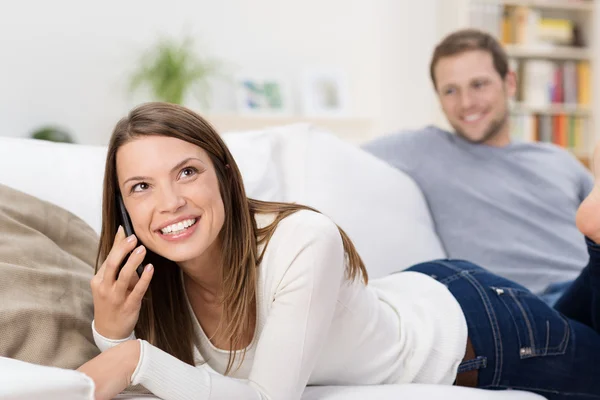 Mulher conversando em um celular — Fotografia de Stock