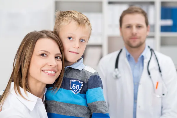 Hübsche junge Mutter bringt ihren Sohn zum Arzt — Stockfoto