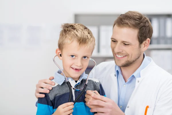 Sorridente giovane ragazzo in un intervento chirurgico medici — Foto Stock