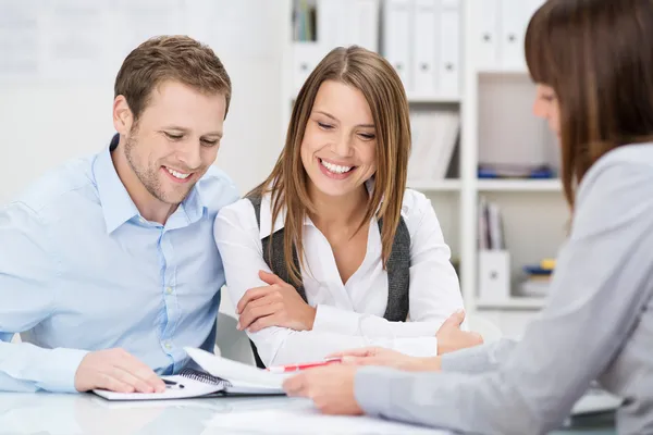 Investment adviser giving a presentation to couple — Stock Photo, Image