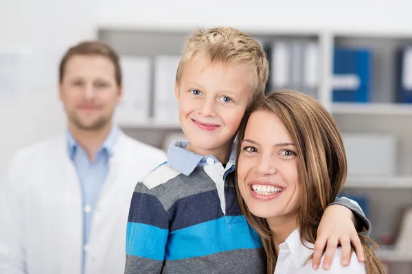 Jovem mãe e filho em uma cirurgia de médicos — Fotografia de Stock