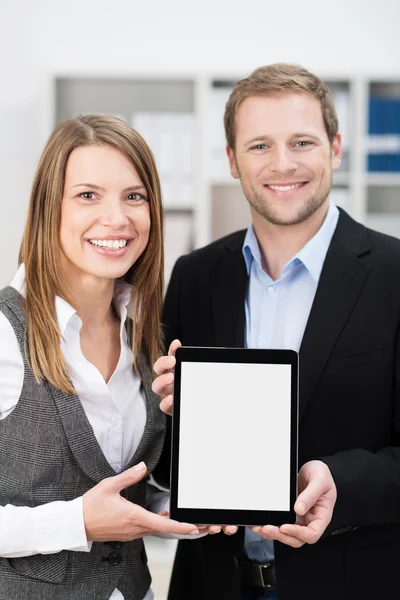 Partner commerciali sorridenti che fanno una presentazione — Foto Stock