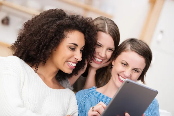 Tre glada leende kvinnliga vänner — Stockfoto