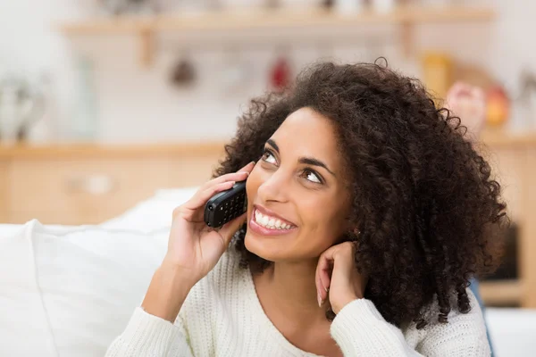 Afrikaanse Amerikaanse vrouw op haar mobiele telefoon — Stockfoto