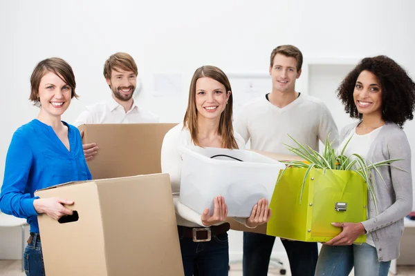 Grupo de amigos multiétnicos ayudando a mudarse de casa — Foto de Stock