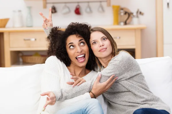 Zwei junge Freundinnen googeln herum — Stockfoto