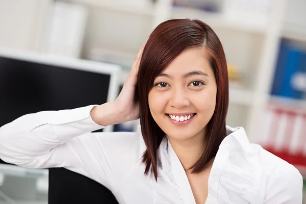 自信を持って笑顔アジア女性実業家 — ストック写真