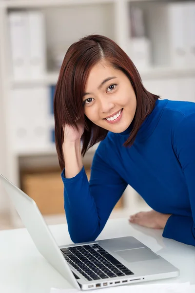 Sorridente bella donna d'affari asiatica — Foto Stock