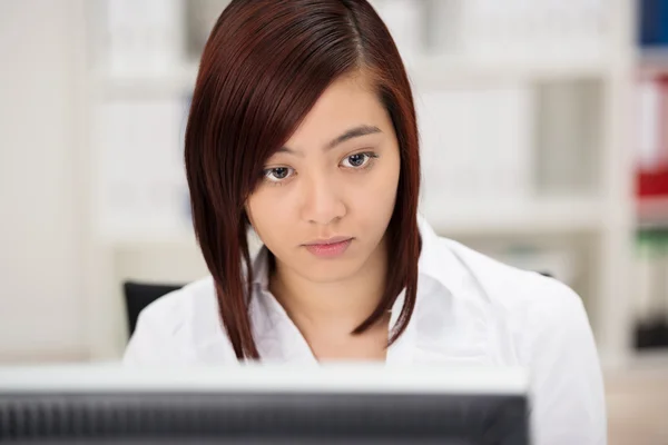 Jeune femme d'affaires asiatique dur au travail — Photo