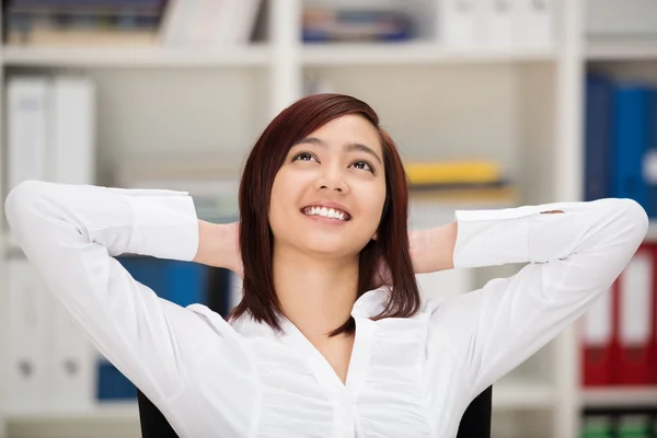 Asiatische Frau tagträumend — Stockfoto