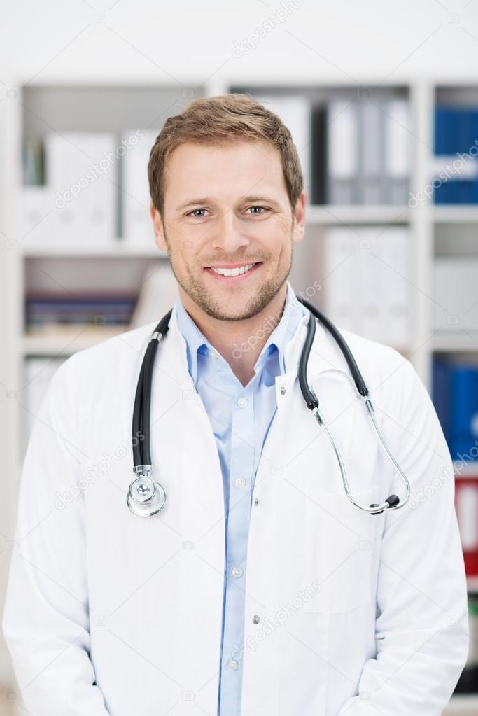beau docteur souriant dans son bureau — Photographie racorn © 42486599