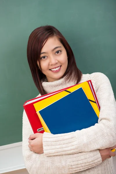 Asiatico studente stringendo file — Foto Stock