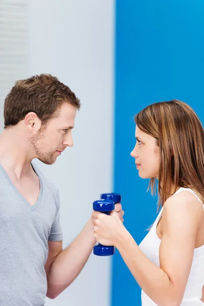 Couple working out at the gym — Stock Photo, Image