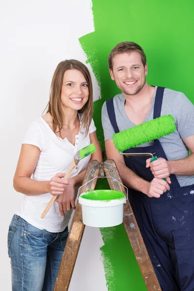 Husband and wife doing DIY renovations — Stock Photo, Image