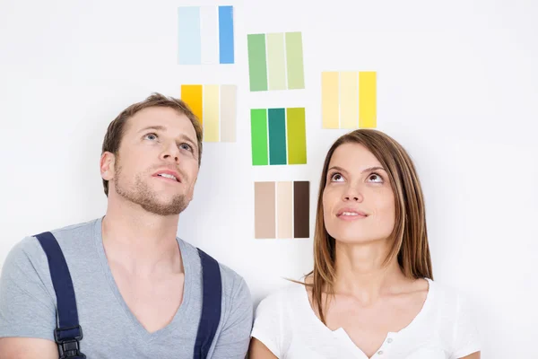 Couple trying to decide on new decor — Stock Photo, Image