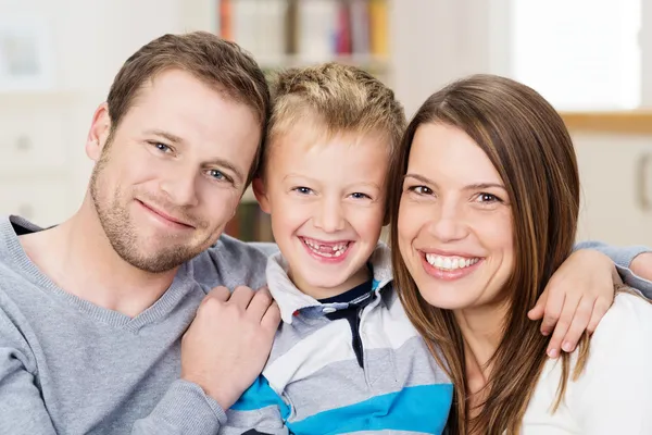 Bella felice giovane famiglia — Foto Stock