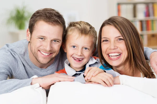 Riendo feliz joven familia — Foto de Stock