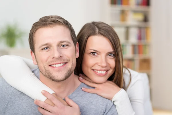 Liefdevolle jong koppel in een intieme omhelzing — Stockfoto