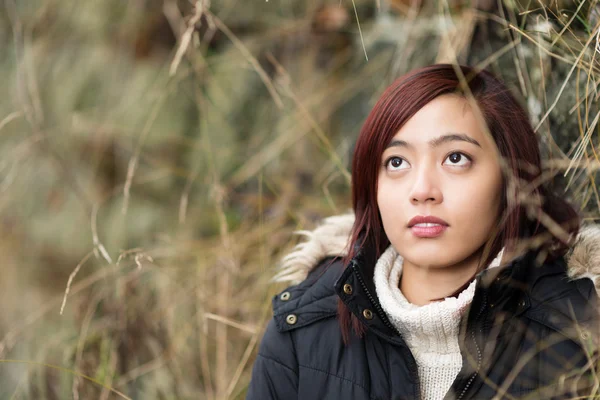 Ung asiatisk kvinna stående dagdrömmer — Stockfoto