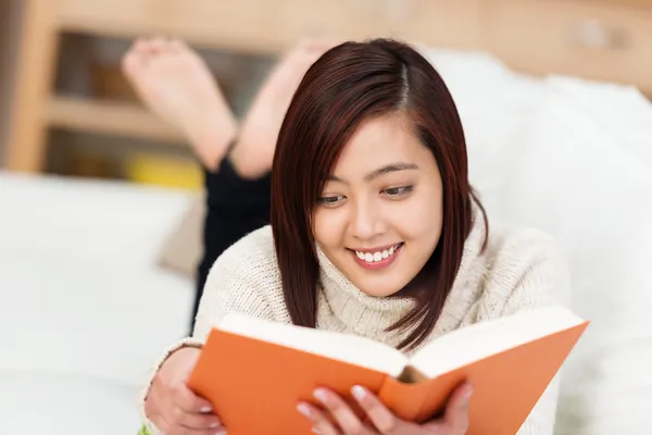 Mujer estudiando en un sofá —  Fotos de Stock