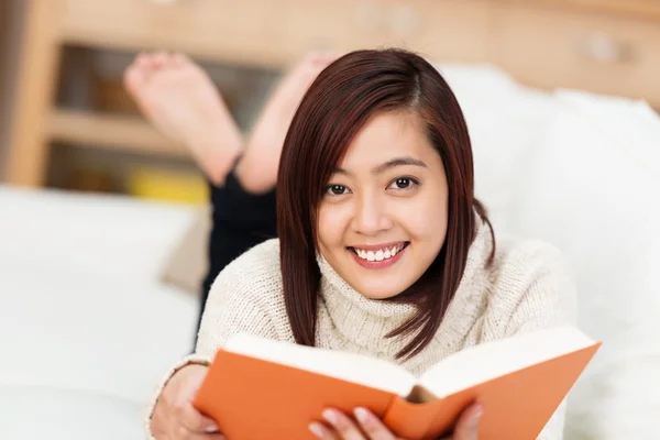 Vrouw genieten van een goed boek — Stockfoto