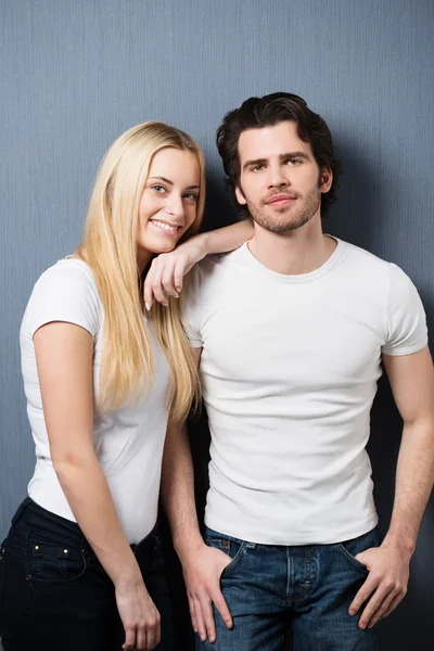 Trendiges junges Paar — Stockfoto