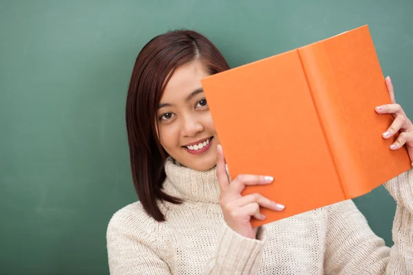 Usmívající se asijská studentka — Stock fotografie