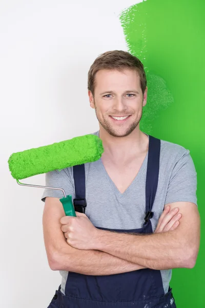 Hombre pintando su casa —  Fotos de Stock