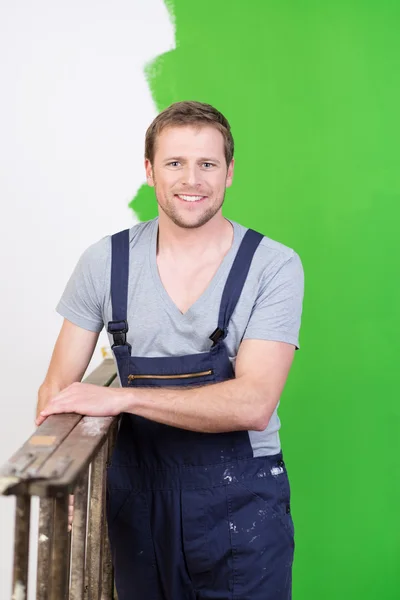 Handyman carrying a ladder — Stock Photo, Image