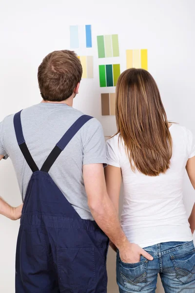 Молодая пара выбирает новый цвет для своего дома — стоковое фото