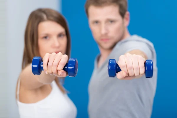 Pareja joven haciendo ejercicio juntos —  Fotos de Stock