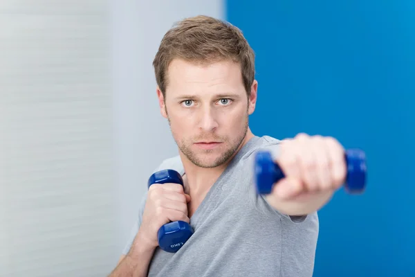 Man working out with weights — Stock Photo, Image