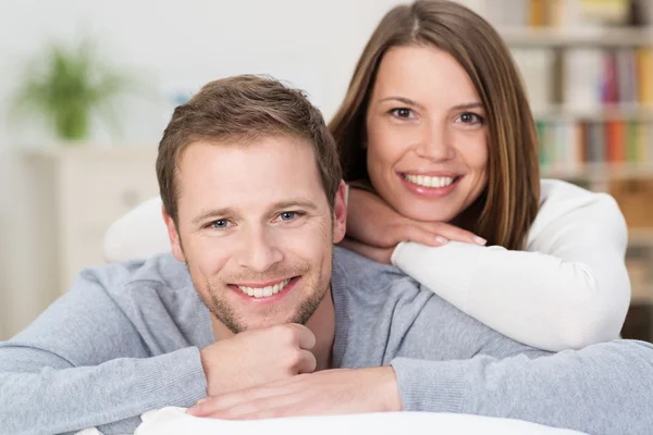 Couple in their living room — Stock Photo, Image