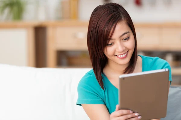 Vrouw surfen op het internet — Stockfoto