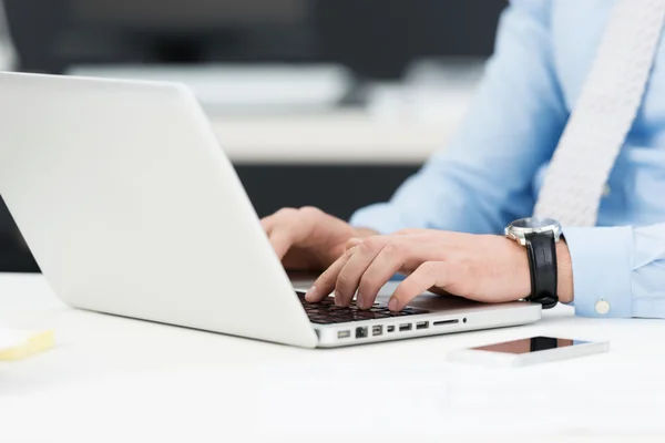 Empresário trabalhando em um computador portátil — Fotografia de Stock