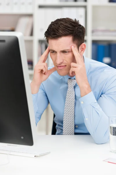 Jungunternehmer mit Problem im Büro — Stockfoto