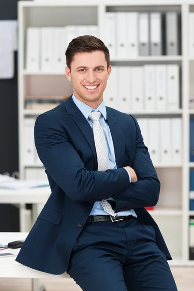 Zelfverzekerd succesvolle jonge zakenman — Stockfoto