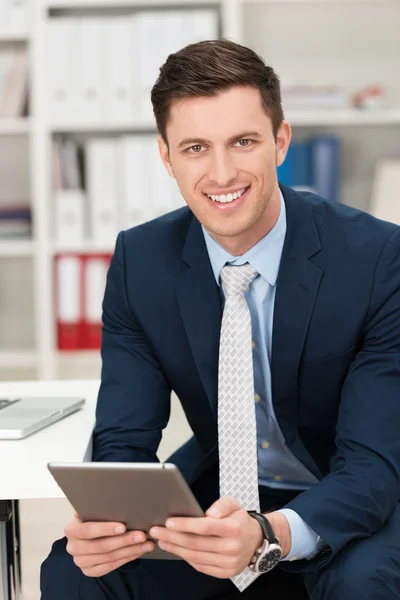 Empresário segurando um computador tablet — Fotografia de Stock