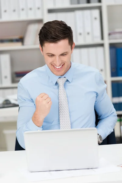 Hombre de negocios exitoso golpeando el aire — Foto de Stock