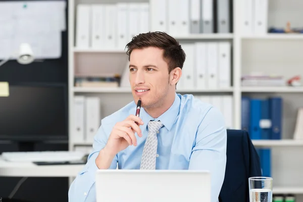 Tankeväckande affärsman sitter vid sitt skrivbord — Stockfoto