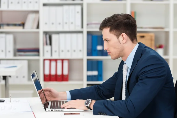 Fleißiger Jungunternehmer am Schreibtisch — Stockfoto