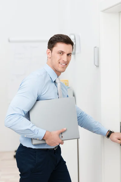 Joven hombre de negocios ocupado saliendo de la oficina — Foto de Stock