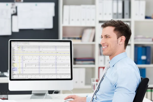 Lachende vertrouwen zakenman achter zijn Bureau — Stockfoto