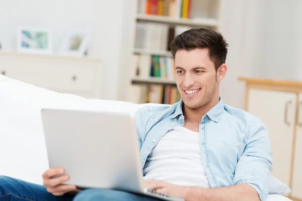 Homme travaillant sur son ordinateur portable à la maison — Photo