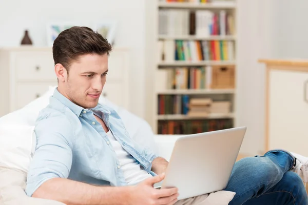 Jonge man concentreren als hij werkt op een laptop — Stockfoto